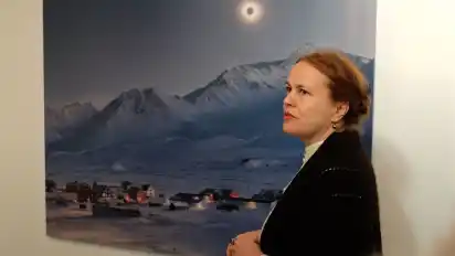 Ein winziger Ort auf Spitzbergen, eingefangen zum Zeitpunkt einer totalen Sonnenfinsternis – das ist „Eclipse“, eine der Fotografien von Nathalie Grenzhaeuser, die in den kommenden zwei Monaten im Haus Coburg zu sehen sind.