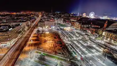 Nachts am Bremer Hauptbahnhof während des Freimarkts: Eine Fotokunstarbeit aus der Ausstellung im Medienhaus. FOTO: THOMAS JOSWIG