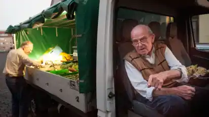 Während Sohn Dieter die Ware im Anhänger sortiert, hält Otto Winkelmann an der Wagentür gerne einen Plausch mit Kunden.