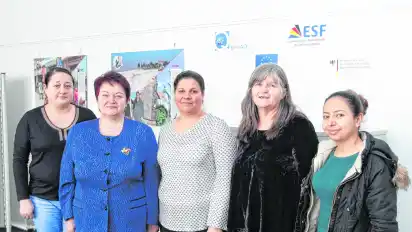 Lehrerin Helena Welsch (Zweite von links) und Anke Assouroko vom Mütterzentrum (Zweite von rechts) gestalten den Qualifizierungskursus mit (von links) Oksana Rollmann, Meherzia Safi und Hanan Khadal.