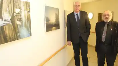 Thomas Hesse, Leiter der Seniorenresidenz in Oberneuland, und Künstlersohn Hagen van Beeck (von links) vor den Bildern des verstorbenen Künstlers Peter van Beeck. Die Bilderschau in der Mühlenfeldstraße äuft noch bis Ende April.