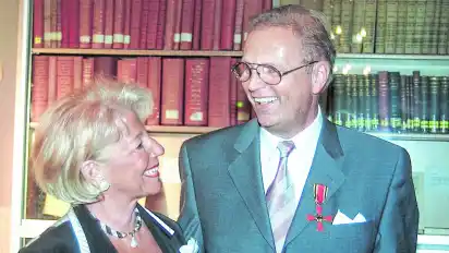 Ein Archivfoto vom 22. Mai 2001: Hermann Dodenhof lächelt bei der Verleihung des Bundesverdienstkreuzes seine Frau Gloria an.