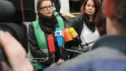 Christiane Beckmann (links) und Diana Henniges von der Initiative "Moabit hilft" geben ein Interview vor dem Landesamt für Gesundheit und Soziales (Lageso) in Berlin. Das Bündnis "Moabit hilft" hat mitgeteilt, dass ein 24-jähriger Flüchtling verstorben sein soll.