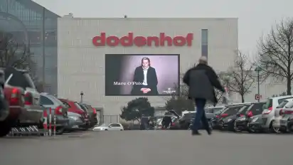 An der Fassade der Modewelt bei Dodenhof hängt eine 100 Quadratmeter große LED-Wand, auf der für die Marken geworben wird.