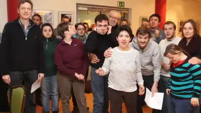 Jochen Schlüter, Leiter der Osterholzer ASB-Förderstätte (links), eröffnete im Beisein der Künstlerinnen und Künstler sowie deren Betreuer die „Farbwelten“-Ausstellung im Café Gabriely.