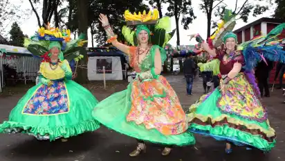 Die Samba-Tänzerinnen Elke Sasse aus Walle, Anke Benjamins aus der Neustadt und Irene Vagts aus Findorff prachten Farbe nach Klein-Mexiko. FOTOS: WALTER GERBRACHT