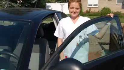 Auto fahren, eine Ausbildung beginnen oder Freunde treffen: Ein halbes Jahr, nachdem sie eine Knochenmarkspende erhalten hat, genießt Monique Rockel wieder das Leben außerhalb des Krankenhauses. GJ·