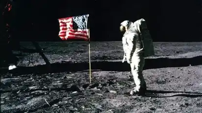 Trotz Fahne: Kein Staat der Erde darf den Mond oder andere Himmelskörper für sich beanspruchen.