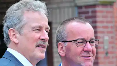 Johann-Heinrich Ahlers (links) mit Innenminister Boris Pistorius.