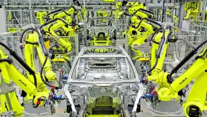 Viele Deutsche befürchten, dass Roboter den Menschen in Zukunft ersetzen. Im Porsche Werk in Leipzig sind es Schweißroboter, die die Karossen des Modells Panamera bearbeiten.