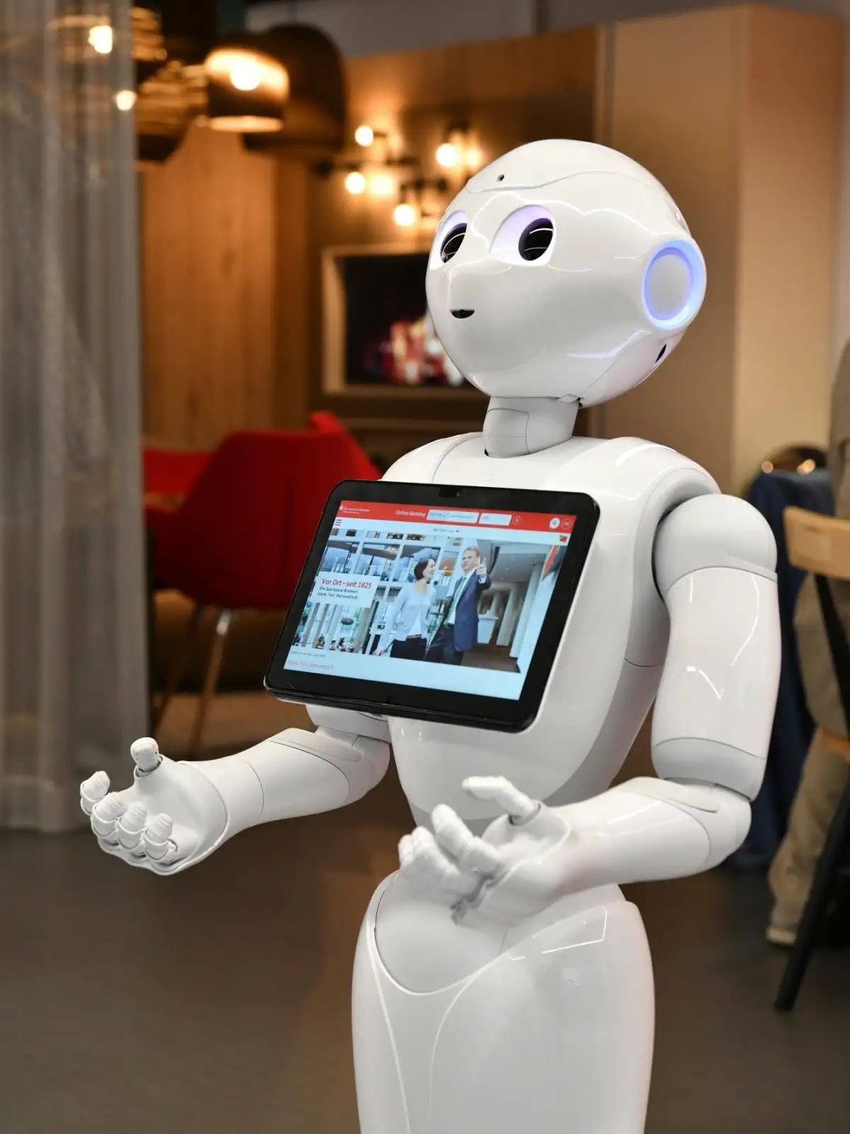 Roboter Luna hilft in der Sparkasse Bremen