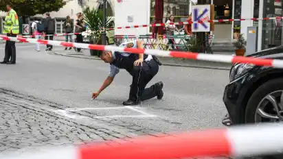 Ein junger Mann stach in Ravensburg mit einem Messer auf drei Menschen ein.