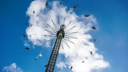 Hoch über dem Freimarkt dreht man im Jules Verne Tower seine Runden. Mit 80 Metern ist es der höchste mobile Kettenflieger der Welt.