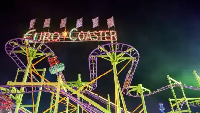 Der Euro-Coaster macht auch bei Dunkelheit was her. Hier hängen die Gondeln unter den Schienen.
