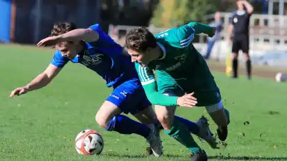 Kämpften am Panzenberg um jeden Zentimeter Rasen: Nick Enghardt (rechts) und seine dem Bremer SV mit 0:2 unterlegenen Mitspieler von der SAV.