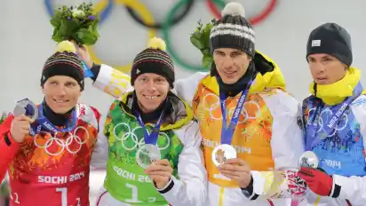 Die Biathleten Erik Lesser, Daniel Boehm, Arnd Peiffer and Simon Schempp (v.l.n.r.) freuen sich über den versöhnlichen Olympia-Abschluss mit Staffel-Silber.