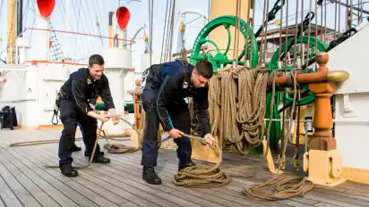 Kadetten der "Gorch Fock" trainieren auf dem "Schulschiff Deutschland".