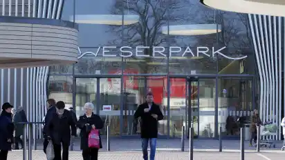 Der Weserpark mit dem neugestalteten Schriftzug über dem Haupteingang.