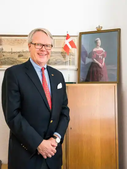 Margrethe II., Königin von Dänemark, auf einem nicht mehr ganz neuen, aber in Ehren gehaltenen Foto im Bremer Honorarkonsulat.