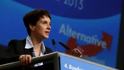 Frauke Petry hat mit ihrer Forderung, Polizisten sollten angesichts des anhaltenden Flüchtlingsandrangs „notfalls“ Schusswaffen an der Grenze einsetzen, scharfe Kritik geerntet.