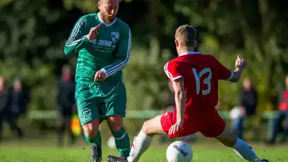 Auch hier tankt sich der SAV-Torjäger Mirko-Alexander Jankowski (links) gekonnt gegen einen OSC-Spieler durch.