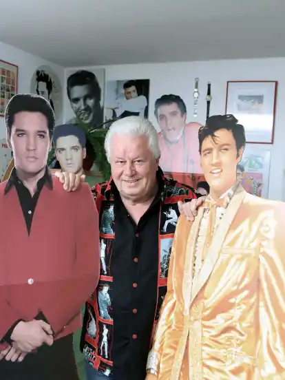 Elvisse, wohin man auch guckt, und ihr Fan: Rolf-Peter Sanner in seinem privaten Presley-Museum.