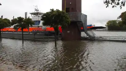 Hochwasser stoppt den Fährverkehr Vegesack-Lemwerder.