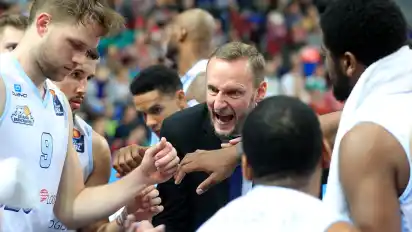 Hoch engagiert, während seine Spieler verschnaufen und zuhören sollen: Eisbären-Trainer Arne Woltmann in einer Auszeit.