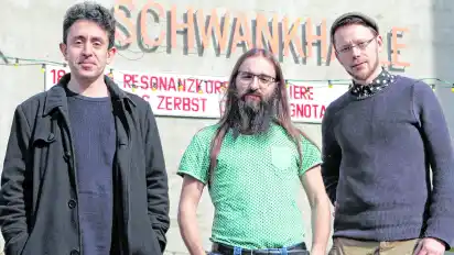 Andreas Paparousos (v.l.), Riccardo Castagnola und Alexander F. Müller haben die Produktion „Resonanz-Körper“ entwickelt, die in der Schwankhalle uraufgeführt wird. Jeder Komponist hat sein Werk mit einem Mitglied des „Tanzkollektivs Bremen“ individuell erarbeitet.