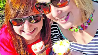 Die beiden lassen sich das erste Eis des Frühlings schmecken – viele Menschen werden derzeit allerdings von Erkältungen geplagt.