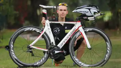 Startklar für den Ironman auf Hawaii: Marcus Kohlhase hat im heimischen Beckedorf alle Triathlon-Utensilien beisammen und obendrein die Urlaubsbadehose in den Reisekoffer gepackt.
