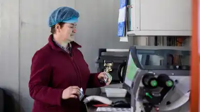 Alena Kordek hat die Oberaufsicht in der Produktionshalle.