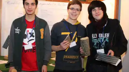 Nima Ghazian (18), Vincent Jankovic (18) und Nicolas Eschenbruch (18) haben sich in ihrer Projektarbeit „Klimatologische Untersuchungen mithilfe der Dendrochronologie“ mit dem Wachstum von Bäumen beschäftigt, um Rückschlüsse auf Klimaveränderungen zu ziehen.