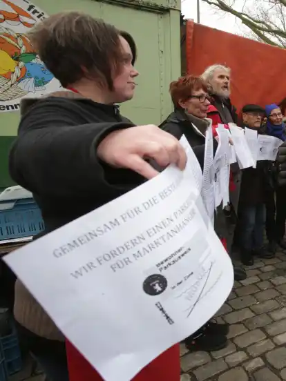 Biohändlerin Marie Pigors leitet die Protest-aktion auf dem Findorffmarkt.