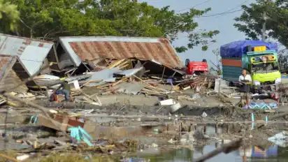 Nach dem Erdbeben mit anschließendem Tsunami sind hunderte Häuser zerstört.