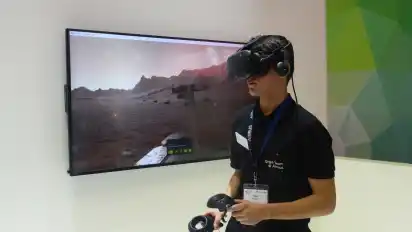 Airbus-Azubi Rene Möller spaziert virtuell auf dem Mars umher.