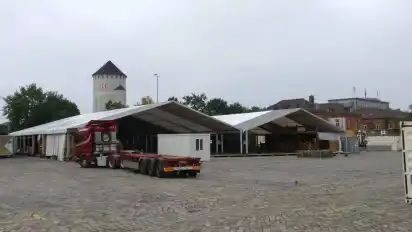 Die Almhütte fällt diesmal größer aus. Sie wird zudem am alten Standort des Bayernzelts aufgebaut.