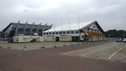Die Bayern-Festhalle steht schon an ihrem neuen Platz auf der Bürgerweide.