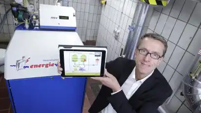 Blockheizkraftwerk GEWOBA Krummacherweg in Oberneuland - Mit dem Blockheizkraftwerk wird jetzt Strom produziert - Stefan Fölsch (Gewoba)