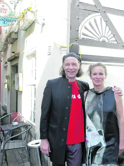 Zwar treffen sich im Künstlerhaus Ausspann seit Monaten regelmäßig jede Menge Leute, doch jetzt haben die Initiatoren Ronald Philipps und Ruth Degenhardt offiziell eröffnet.