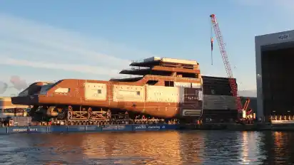 Mithilfe von mehreren selbstfahrenden Schwerlastmodulen wurde die etwa 3000 Tonnen schwere und rund 70 Meter lange Stahlsektion bei Stahlbau Nord auf den Schwerlastponton „Offshore BHV 1“ verschoben.