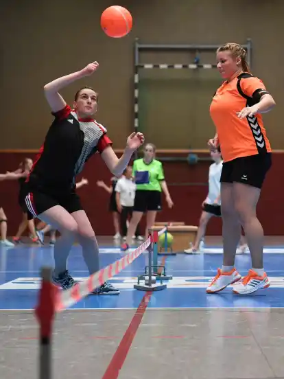 In dieser Spielszene kann Melanie Stöver (MTV Eiche Schönebeck I, rechts) den Angriff der Sottrumerin Annika Freymuth nicht verhindern. Am Ende behauptete sich der Tabellenführer aber gegen den Zweitplatzierten und mehrfachen deutschen Meister mit 29:27.