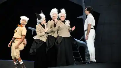 Im schlichten Bühnenbild platziert (v.l.): Vikrant Subramanian (Papageno), Judith Kuhn, Patrizia Häusermann, Sünne Peters (Drei Damen) und Christopher Busietta (Tamino)