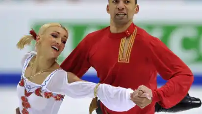 Aljona Savchenko (l) und Robin Szolkowy liegen beim Grand Prix-Finale nach dem Kurzprogramm auf Platz zwei. Foto: Peter Schneider