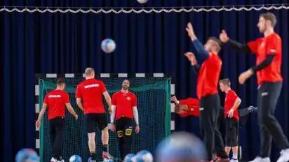 Die deutsche Handball-Nationalmannschaft bei eienr Trainingseinheit. Foto: Sascha Klahn/dpa