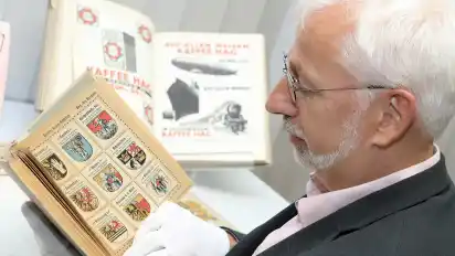 Konrad Elmshäuser, Leiter des Bremer Staatsarchivs, hier mit Teilen des übernommenen Firmenarchivs von Kaffee Hag.
