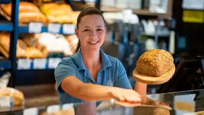 Jessica Schurig arbeitet in der Oytener Filiale der Igel-Bäckerei Holste. Bald kommt ein neuer Standort in Ottersberg hinzu.