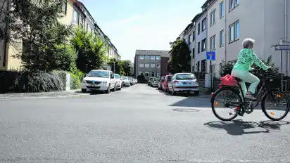 Könnte der Bereich der Lohmannstraße vor der Grundschule an der Admiralstraße zur autofreien Spielstraße für Kinder umgewidmet werden? Unter anderem dieser Frage will der Findorffer Beirat nachgehen. Denn Orte, an denen Kinder sicher spielen können, gibt es vor allem in diesem Quartier viel zu wenige.