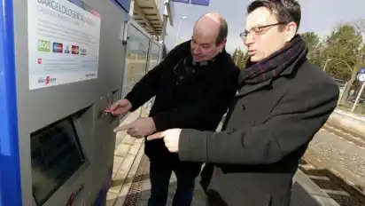 Wigand Maethner von der Nordwestbahn (rechts) und Achims Bürgermeister Rainer Ditzfeld lösen gemeinsam ein Ticket an einem der neuen Fahrkartenautomaten auf dem Bahnhof Baden.