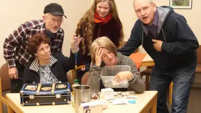 Spökenkiekerei und Mordgelüste: Die Theatergruppe des TB Uphusen mit (von links) Heinz Diekmann, Leni Ölrichs, Silja Bischoff, Ute Drechsler-Lüßen und Herfried Meyer bei den Proben für „Dat Moordkomplott“.